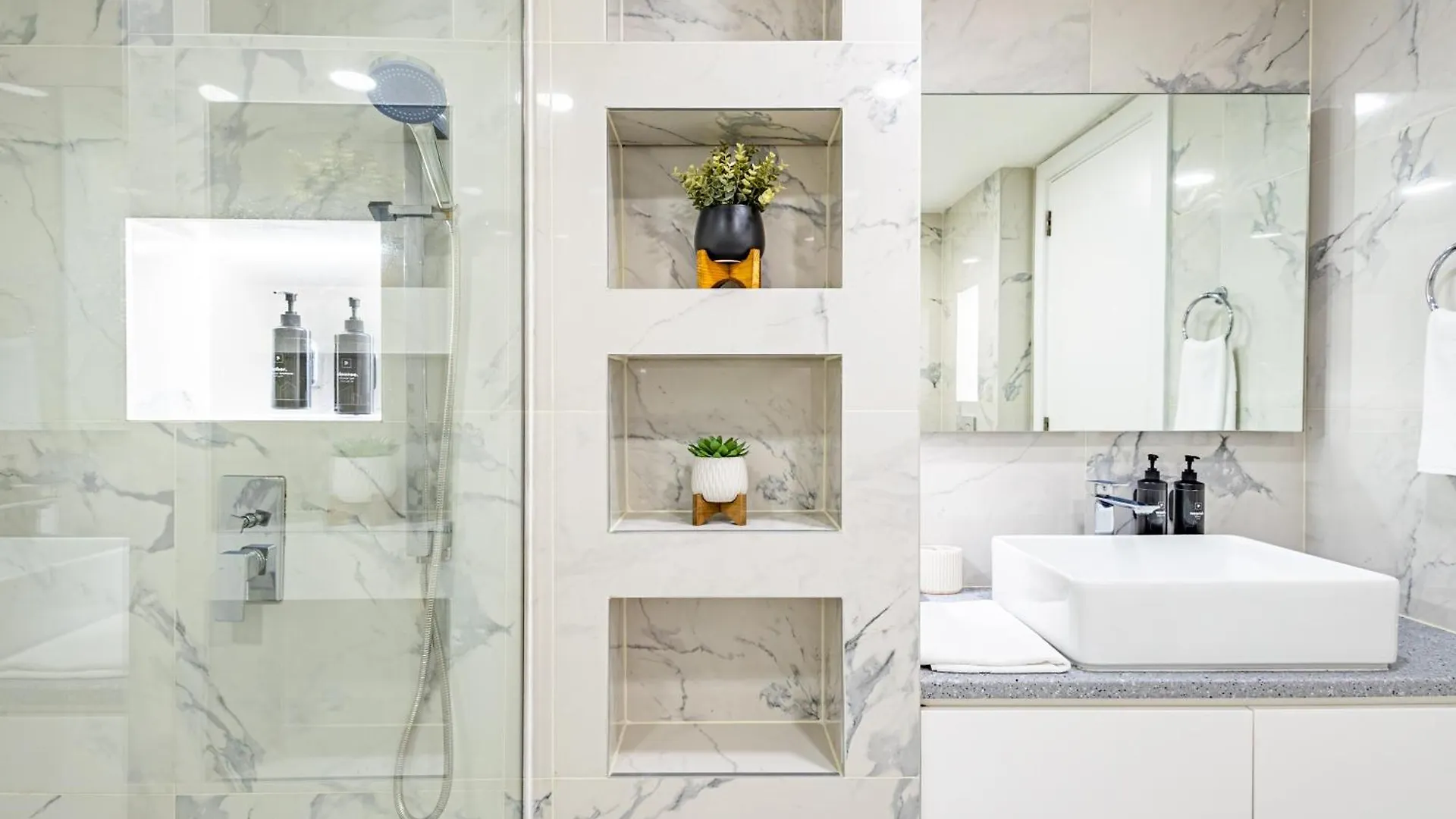 Serene 2Br Escape - Al Majara - Waterfront Stay دبي 0*,